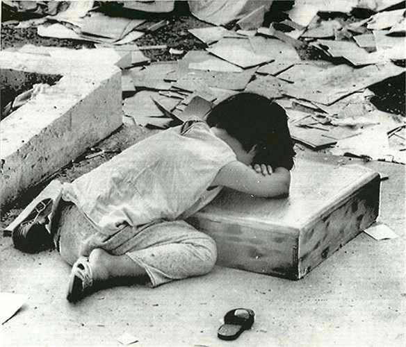 Một bé gái ngủ gục khi chờ được di tản khỏi thành phố Kontum, ngày 13/5/1972.