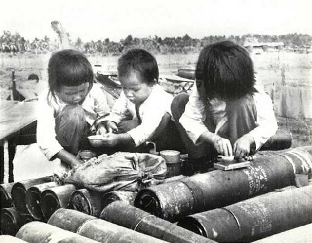 Những em bé chơi đồ hàng trên những ống đựng đạn pháo ở tỉnh Chương Thiện (ngày nay thuộc địa phận TP Cần Thơ và tỉnh Kiên Giang), ngày 29/1/1973.
