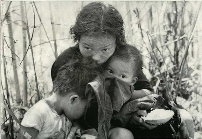 Người vợ và hai đứa con mới 1 và 4 tuổi của người nông dân Lê Văn Minh đang lo lắng sau khi bị áp giải khỏi nơi ở bằng trực thăng ở gần tỉnh Sông Bé, ngày 27/4/1966.