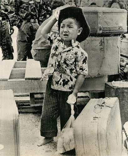 Từ ngôi làng bị phá hủy bởi trong vùng chiến tranh, em bé này được đưa về trại mồ côi ở Sài Gòn ngày 10/3/1965. Không ai biết số phận cha mẹ em ra sao.