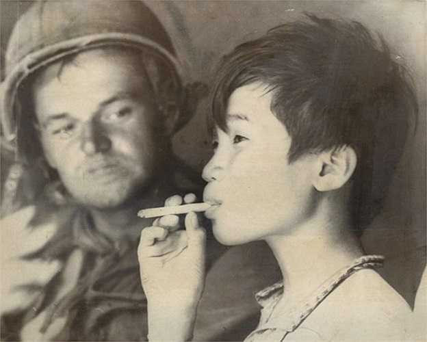 Cậu bé mồ côi này đã học được cách quấn và hút thuốc lá từ các binh sĩ Mỹ tại căn cứ của Sư đoàn Kỵ binh bay số 1. Ảnh chụp ngày 17/10/1966.