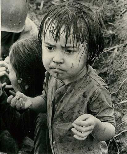 Bé gái bị thương do chiến sự và đang chờ được chăm sóc y tế ở Hiệp Đức, Quảng Nam, ngày 21/11/1965