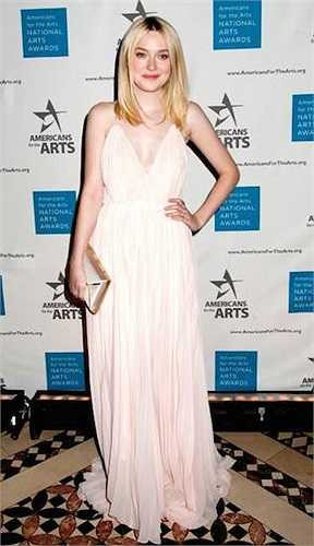 Dakota Fanning khá khẩm hơn một số đàn chị: 1m62
