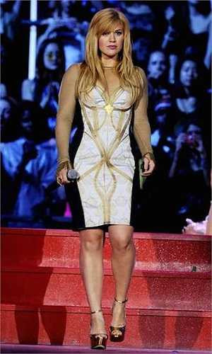 1m60 là chiều cao của quán quân American Idol mùa đầu tiên Kelly Clarkson.