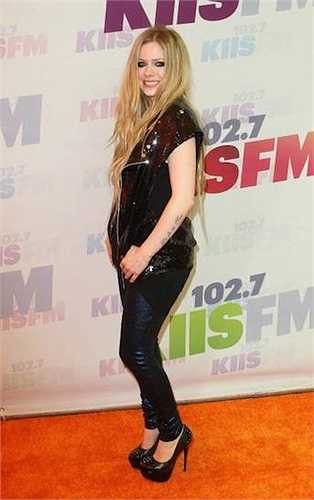 Chiều cao 1m55 của Avril Lavigne chỉ khiến các fan thêm yêu thích cô nàng rock chick cá tính này.