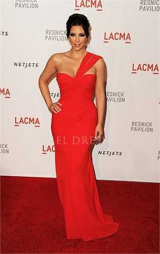 Ít ai biết rằng cô Kim 'siêu vòng ba' chỉ sở hữu chiều cao khiêm tốn 1m57.