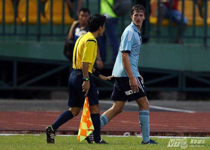 Madden bị đuổi khỏi sân (Ảnh: Quang Minh)