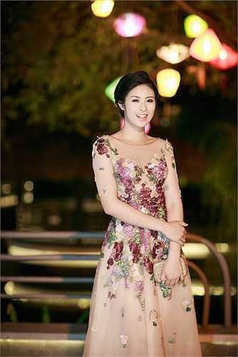 Cô diện một thiết kế voan mỏng manh được đính kết cầu kỳ.