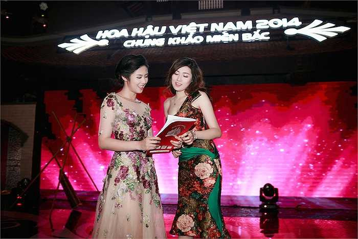 Hoa hậu và Á hậu tỏ ra rất thân thiết do có nhiều dịp tham gia các sự kiện tại Hà Nội.