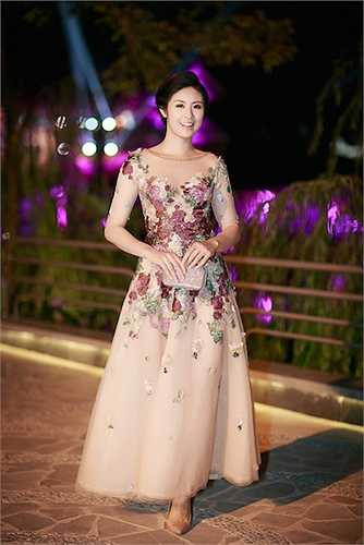 Với tone màu nude, chiếc đầm tuy kín đáo nhưng vẫn giúp Hoa hậu Việt Nam 2010 khoe được vẻ yêu kiều, gợi cảm. 