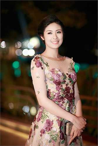 Người đẹp chỉ trang điểm nhẹ nhàng, và mang theo phụ kiện cầm tay nhỏ gọn, tiện dụng.