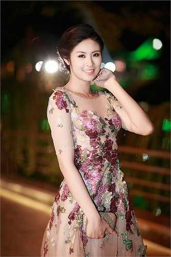 Sau 4 năm đăng quang, nhan sắc của cựu Hoa hậu ngày càng tỏa sáng.