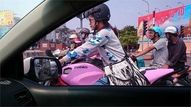 Cách đây vài ngày, dân mạng liên tục tìm hiểu thông tin về cô gái lạ cưỡi Ducati hồng nổi bật tại ngã tư Lê Duẩn - Giải Phóng, Hà Nội. Theo thông tin tìm hiểu, cô gái trong ảnh là Hạnh Nguyên, sinh năm 1993. 9X sở hữu chiếc xe Ducati Monster màu hồng - mẫu xe phân khối lớn được mệnh danh là 'quái vật' với dáng vẻ rất ngầu. Ảnh: Đất Việt.