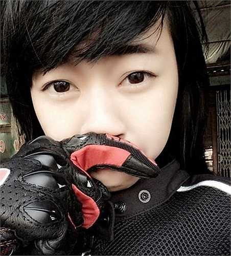 Trên trang cá nhân, Diễm thường xuyên chia sẻ những hình ảnh chụp tự sướng trước khi bắt đầu mỗi chuyến phượt, chạy thử xe khiến bạn trẻ có chung đam mê thích thú. Ảnh: FBNV.