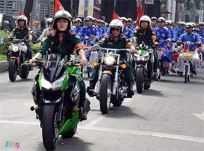 Dù chỉ xuất hiện trong vai trò dẫn đầu đoàn mô tô diễu hành tại lễ cưới tập thể của 100 cặp đôi diễn ra sáng 15/10 ở Sài Gòn, nhưng cô gái sinh năm 1995, Nguyễn Lâm Thanh Tú cũng đã được nhiều bạn trẻ ngưỡng mộ vì phong cách điều khiển xe phân khối lớn của mình. Ảnh: Lê Quân.