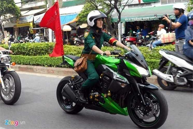 Tú cho biết niềm đam mê với xe phân khối lớn hình thành trong mình từ ngày còn rất nhỏ. Hiện nay 9X đang sở hữu chiếc mô tô Kawasaki Z1000 màu xanh lá cây. Đây cũng chính là chiếc xe cô cưỡi, gây chú ý sáng 15/10. Ảnh: Lê Quân.