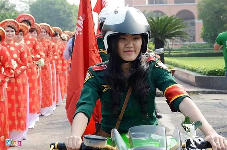 Cô gái này đang là sinh viên năm thứ nhất của Trường đại học Mỹ thuật TP.HCM. Không chỉ nhận được nhiều lời khen ngợi nhờ cá tính và đam mê đặc biệt, Thanh Tú còn chiếm được cảm tình của người đối diện nhờ gương mặt rất duyên. Tú được xem là điểm nhấn thú vị trong chương trình đặc biệt dành cho các cặp đôi yêu nhau năm nay. Ảnh: Lê Quân.