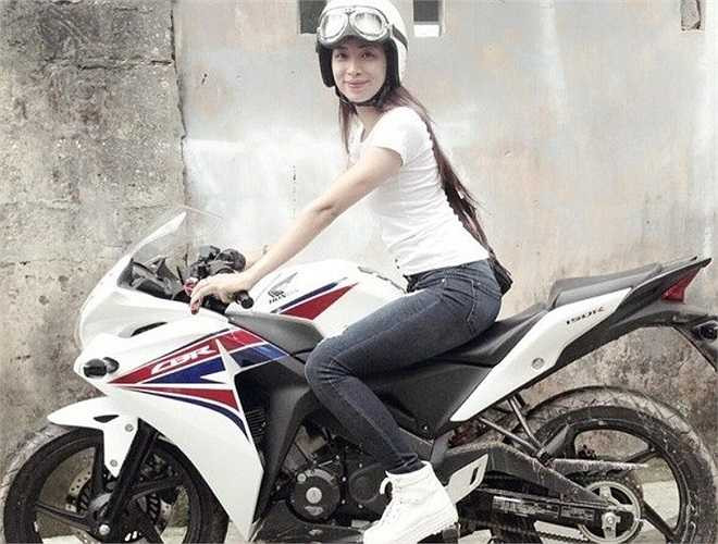 Giữa tháng 8, Nguyễn Thị Hoài Thương, sinh năm 1993 là sinh viên chuyên ngành Kế toán, ĐH Phú Xuân (Thừa Thiên Huế), bất ngờ được bạn trẻ chú ý nhờ những hình ảnh cưỡi xe phân khối lớn vi vu trên phố, lan truyền rộng rãi trên mạng xã hội. Ảnh: NVCC.