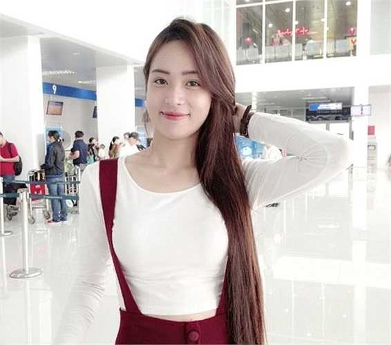 Sau khi xuất hiện trên một số báo mạng, trang tin, chân dung về thiếu nữ Huế mê xe cũng được công khai. Nhờ ngoại hình sáng, cô nhận được nhiều lời khen của cộng đồng mạng. Ảnh: Đất Việt.