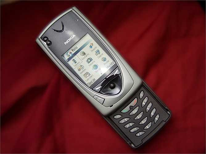 8. Nokia 7650 (2002): Với thiết kế thể thao độc đáo, Nokia 7650 là điện thoại đầu tiên chạy hệ điều hành Symbian và có camera tích hợp.