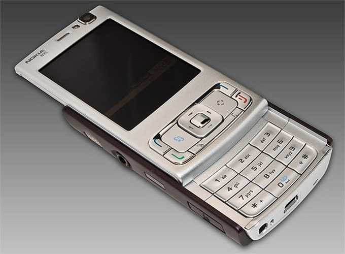 9. Nokia N95 (2007): trang bị camera 5 megapixel, hỗ trợ HSDPA và trình duyệt web tốt nhất thị trường. Trước khi Apple phát hành iPhone, N95 là điện thoại thông minh mà nhiều đối thủ muốn đánh bại.