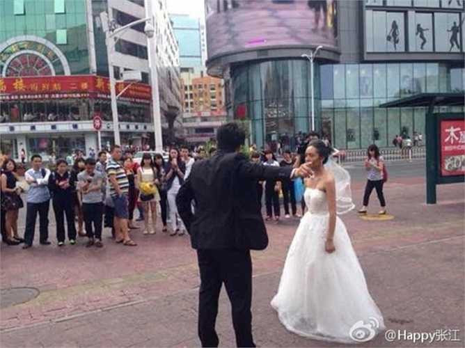 Hai người đã cãi nhau to trên phố Đông Môn, Thâm Quyến, Trung Quốc sáng 20/10