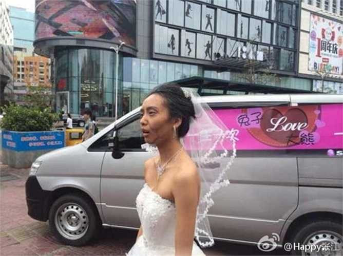 Cô diện váy cưới trắng xóa với khuôn mặt già nua trong ngày chụp ảnh cưới khiến chàng trai vô cùng tức giận