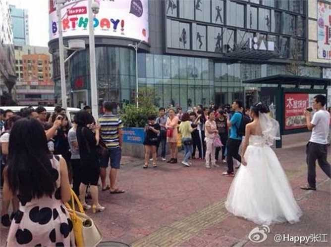 Câu chuyện của cặp đôi này thu hút sự chú ý của người qua đường