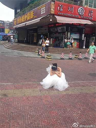 Cô dâu bị bỏ rơi trên phố vì trang điểm quá xấu
