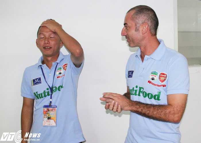 Thầy Giôm và trợ lý ngôn ngữ thở phào sau loạt bốc thăm (Ảnh: Nhạc Dương)