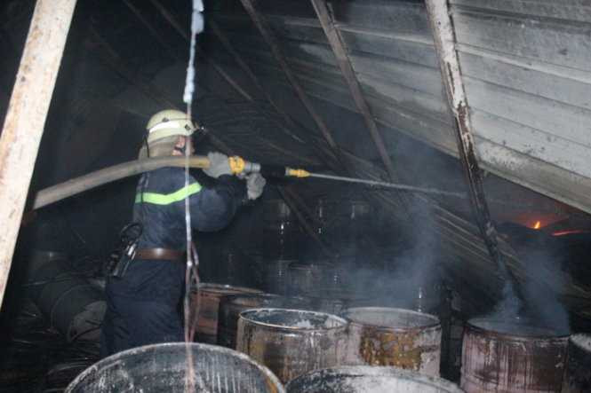 Vựa phế liệu nghìn mét cháy dữ dội, dân ôm đồ tháo chạy