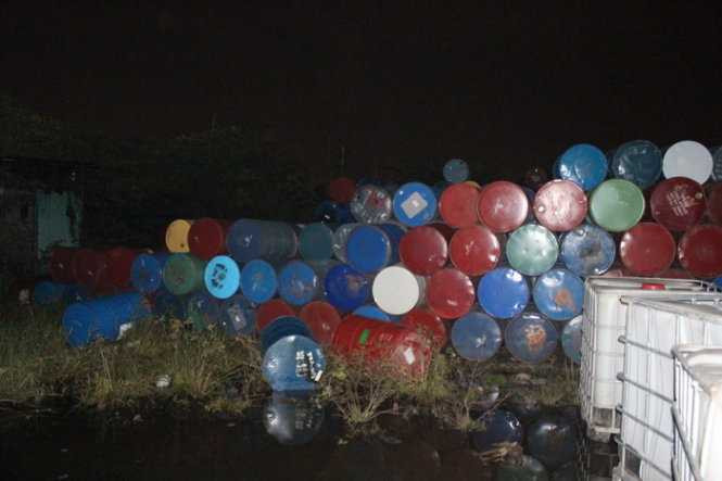 Vựa phế liệu nghìn mét cháy dữ dội, dân ôm đồ tháo chạy