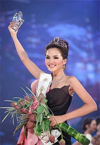 Diễm Hương đăng quang HH Thế giới người Việt 2010.