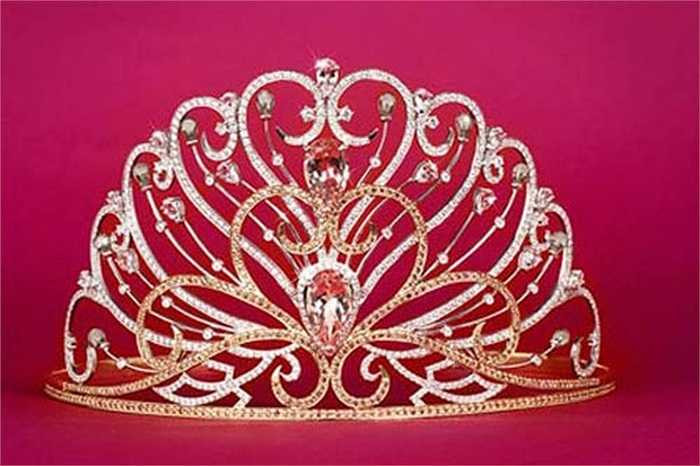 Năm 2008, Việt Nam lần đầu tiên đăng cai tổ chức cuộc thi HH Hoàn vũ. Vương miện được thiết kế bởi công ty vàng bạc đá quý Phú Nhuận (PNJ) làm bằng vàng và bạch kim 18k, với 555 viên kim cương trắng tổng cộng 30 carat, 375 viên kim cương màu (14 carat), 10 viên pha lê (20 carat) và 19 viên đá quý morganite (60 carat). Chi phí để tạo nên chiếc vương miện này trị giá 120.000 USD.