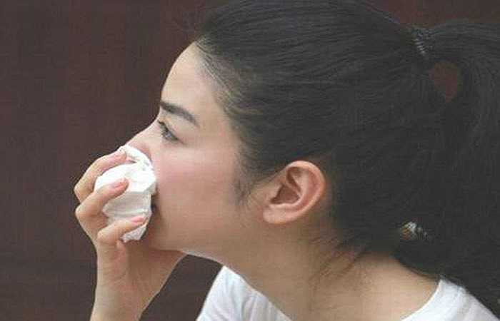 Chảy máu mũi là cũng là một trong những dấu hiệu của bệnh huyết áp cao ở giai đoạn đầu. Nếu bạn bị huyết áp cao và đột ngột chảy máu mũi nhiều, khó ngừng thì bạn nên đi khám bác sỹ để được kiểm tra huyết áp và điều trị bệnh.