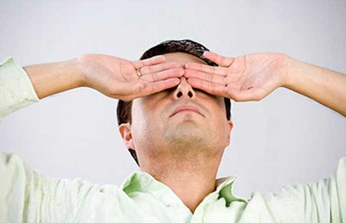 Vết máu trong mắt hoặc xuất huyết kết mạc có thể là dấu hiệu của người bị bệnh tiểu đường hoặc huyết áp cao. Bác sĩ nhãn khoa có thể phát hiện các tổn thương thần kinh thị giác do không được điều trị gây ra biến chứng của bệnh cao huyết áp.