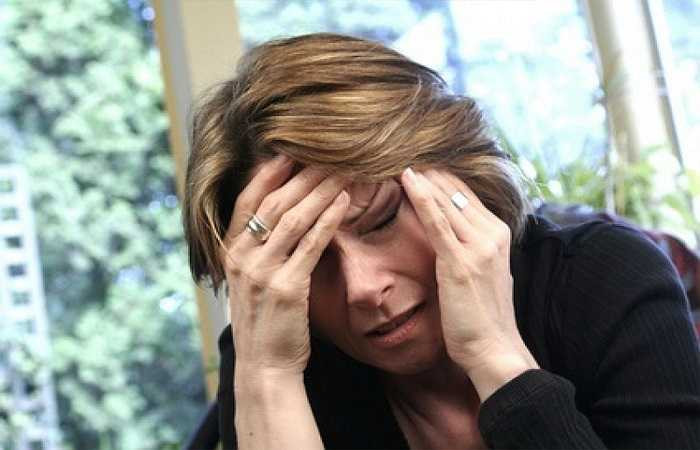 Chóng mặt xuất hiện với hai triệu chứng là choáng và chóng mặt thì đó cũng là dấu hiệu của bệnh huyết áp cao mà bạn không nên bỏ qua nhất là khi chúng xảy ra đột ngột. Chúng làm bạn mất thăng bằng, gặp khó khăn trong đi bộ,bị ngất thậm chí là đột quỵ.