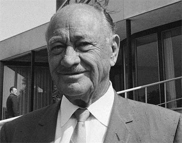 Augustus Halvorsen Hilton sinh năm 1854 tại trang trại gần Kløfta, Ullensaker, Na Uy. Ông kết hôn với Mary Genevieve, một phụ nữ gốc Đức. Năm 1870, Augustus di cư tới Mỹ.