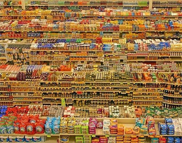 Augustus có 7 người con, trong đó có Conrad - nhà sáng lập đế chế khách sạn Hilton. Conrad sinh năm 1877 tại New Mexico, Mỹ. Ông là một trong những người thuộc nhà Hilton nổi tiếng nhất với tài kinh doanh kiệt xuất.