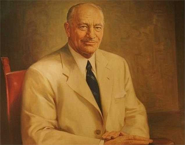 Conrad kết hôn ba lần và ly hôn hai lần. Người vợ đầu tiên của ông là nữ diễn viên Zsa Zsa Gabor. Gabor có tới 9 người chồng, từng ly hôn 7 lần và hủy hôn một lần. Bà từng tuyên bố: 'Mỗi lần rời bỏ một người, tôi giữ lại nhà của ông ta'. 