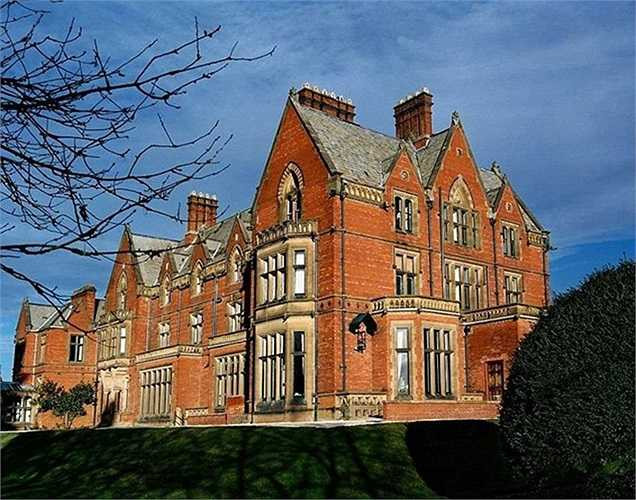 Năm 1979, Conrad qua đời và để tài sản lại cho 3 người con. Hai con trai của ông nhận được mỗi người 500.000 USD, con gái nhận được 10.000 USD. Số còn lại được cho vào Quỹ Conrad N. Hilton.