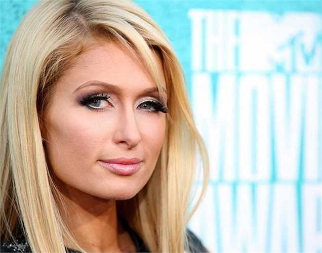 Barron Hilton có 8 người con. Trong đó người con thứ 6, Richard, là cha của Paris và Nicky Hilton.