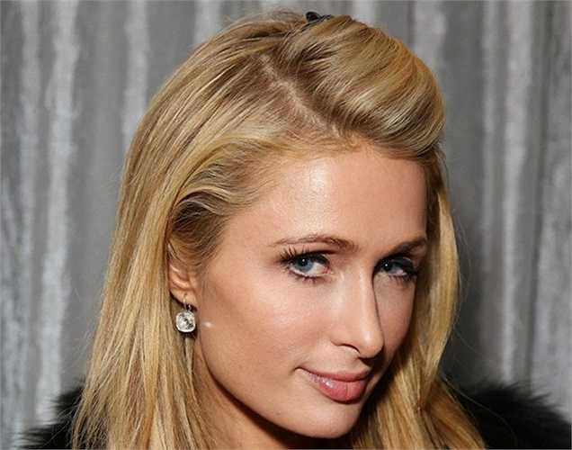 Paris sinh năm 1981 tại New York, Paris lớn lên tại thành phố này và Beverly Hills, hiện là người mang họ Hilton nổi tiếng nhất. Paris làm người mẫu từ khi còn đi học. Cô ký hợp đồng người mẫu với T-Management của Donald Trump và hiện là người mẫu của nhiều thương hiệu thời trang