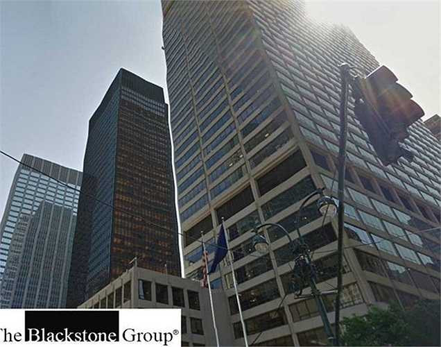 Dù vậy, Paris chỉ thực sự trở thành ngôi sao sau khi video 'nóng' của cô bị rò rỉ vào năm 2003. Trong video này là cảnh giường chiếu của Paris và Ricky Salomon. Ricky Salomon đã bán bản quyền video cho một công ty phim người lớn. Sau nhiều vụ kiện, cuối cùng Salomon và công ty này đồng ý trả cho Paris 400.000 USD.