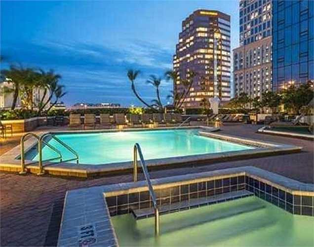 Paris xuất hiện lần đầu trên màn ảnh là khi tham gia chương trình truyền hình thực tế của Fox có tên 'This Simple Life'. Sau đó, cô tham gia 13 chương trình thực tế, 22 dự án phim truyện và 7 bộ phim điện ảnh với vai diễn khách mời. Paris cũng mở nhiều công ty riêng, gồm một câu lạc bộ trên biển Manila, cửa hàng trang sức và thương hiệu nước hoa riêng.