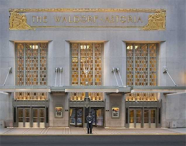 Năm 2007, tập đoàn Blackstone, có trụ sở tại New York, mua lại 40% cổ phần Hilton với giá 26 tỷ USD. Đây là thương vụ lớn thứ 2 trong lịch sử của Blackstone. Sau thương vụ này, công ty này sở hữu gần 4.000 khách sạn.