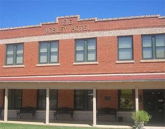 Conrad cũng từng phục vụ trong quân đội Mỹ suốt thế chiến thứ nhất với vị trí trung úy ở Pháp. Cùng với lực lượng đồng minh cục quân nhu, ông có nhiệm vụ cung cấp nhiên liệu, lương thực và quân trang cho quân đội. Cơ quan này cũng chịu trách nhiệm nhận dạng và lo hậu sự cho binh lính chết trận. Năm 1919, Conrad xuất ngũ, sau cái chết của cha trong một tai nạn xe hơi. 