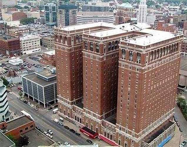 Mobley, 'khách sạn Hilton đầu tiên', hiện là trung tâm Conrad Hilton. Ở đây vẫn còn các tấm biển hiệu cũ và hai phòng được giữ từ năm 1919. Trong đó, một là nơi đặt phòng thương mại Cisco và phòng còn lại dành cho các sự kiện đặc biệt như tiệc cưới. 