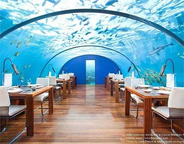 Năm 1949, Conrad mua lại khách sạn huyền thoại Waldorf Astoria tại New York. Đây là tham vọng từ lâu của ông. Thậm chí, Conrad còn 'đi cửa sau' để có được khách sạn.