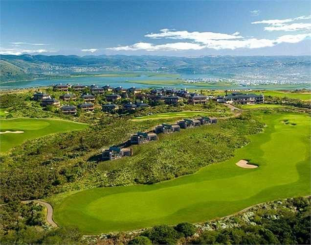 Ban đầu, chủ khách sạn Waldorf Astoria không muốn bán nó cho một doanh nhân đa ngành. Khi đó, New York State Realty, chủ sở hữu khu đất của khách sạn, lo ngại rằng Conrad sẽ đưa khách sạn đi xuống. Sau vài tháng, Concrad nhận thấy rằng có người cũng đang muốn mua khách sạn Waldorf Astoria. Ông quyết định dùng tiền túi của mình để mua lại khách sạn, thay vì dùng tiền từ tập đoàn Hilton. Một cổ đông lớn của khách sạn này đã chấp thuận đề xuất mua 249.024 cổ phiếu với giá 12 USD/cổ phiếu của Conrad